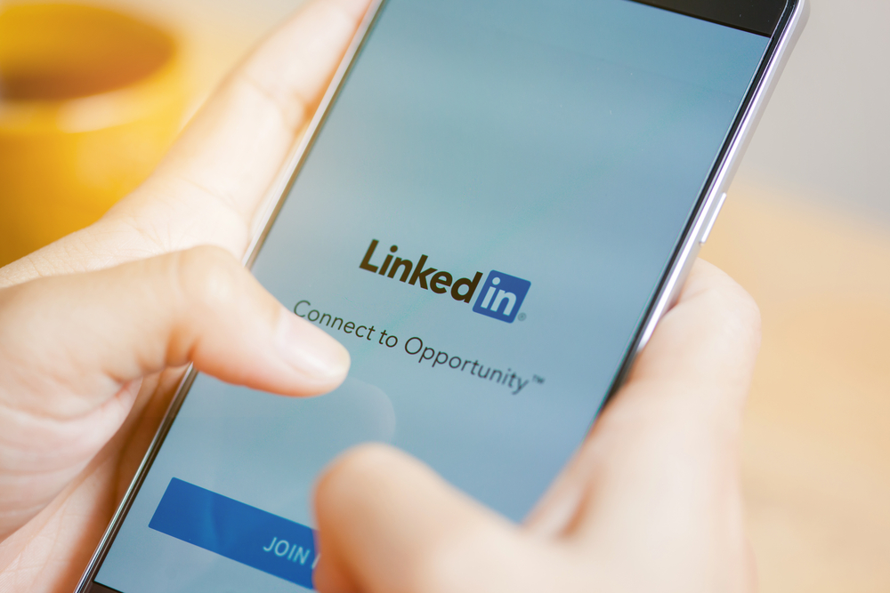 Equipo de marketing utilizando LinkedIn para conseguir leads en el ámbito empresarial