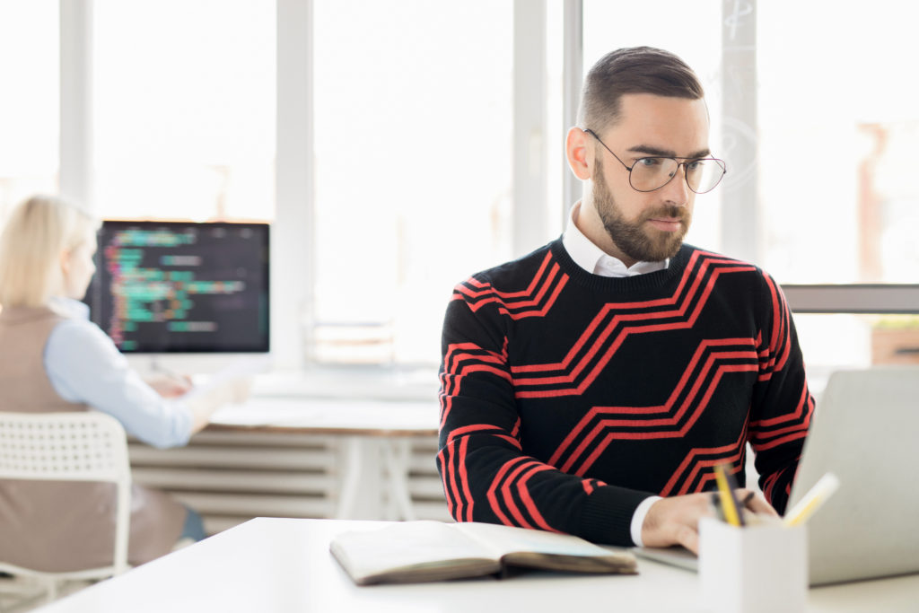 Equipo de marketing trabajando en el copywriting para aumentar la tasa de conversión